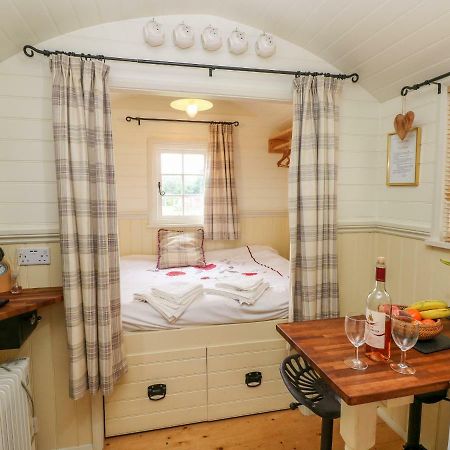 Shepherds Hut - The Crook Milford Haven Exterior photo